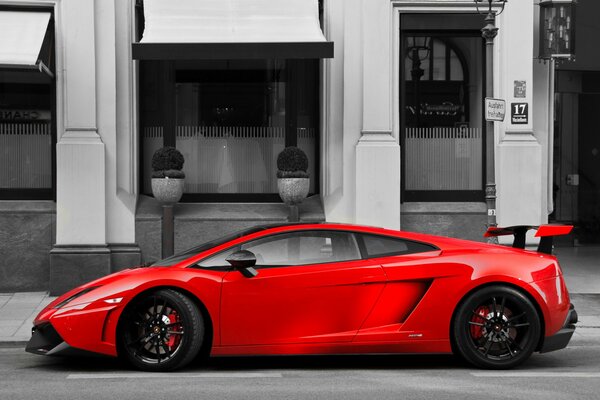 Roter saftiger Lamborghini inmitten der Stadt