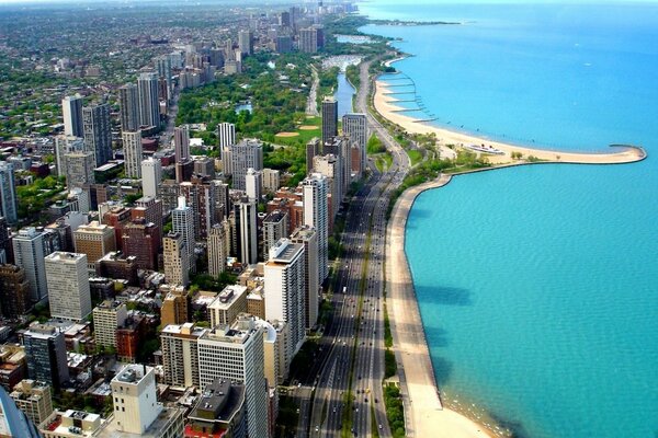 Wieżowce Chicago na wybrzeżu Oceanu