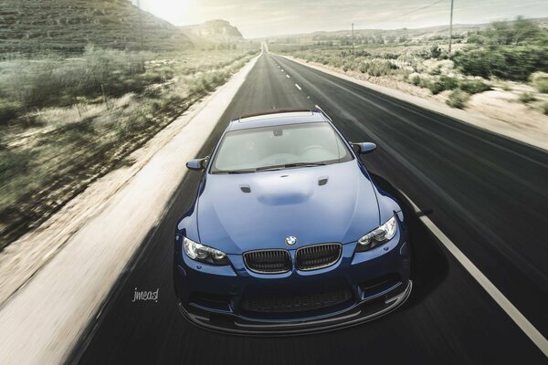 Niebieskie BMW pędzące z dużą prędkością
