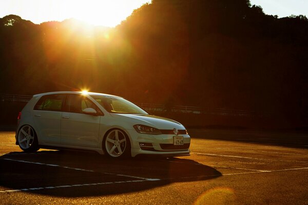 Voltswagen blanco en la puesta de sol amarilla