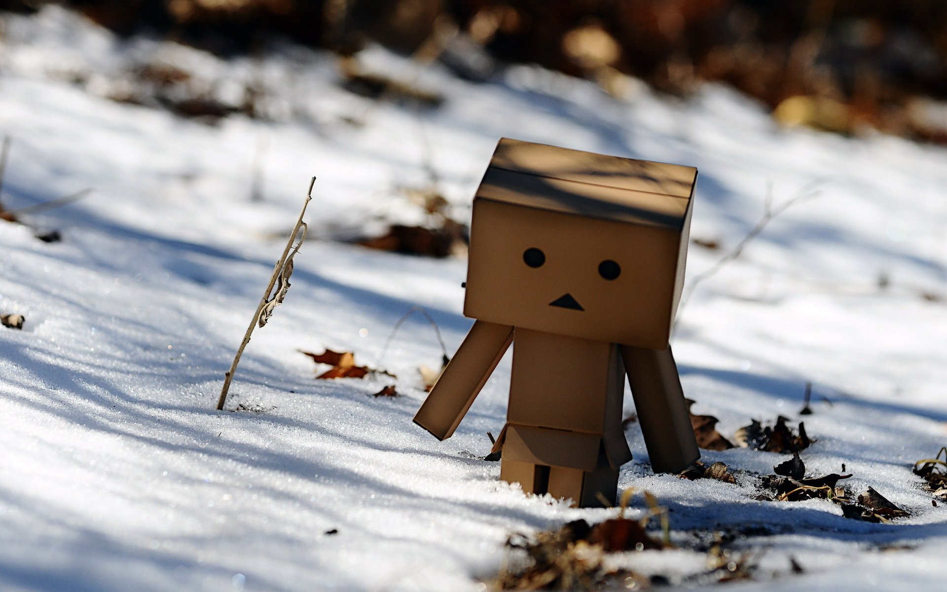 uomo di cartone triste neve uomo scatola inverno