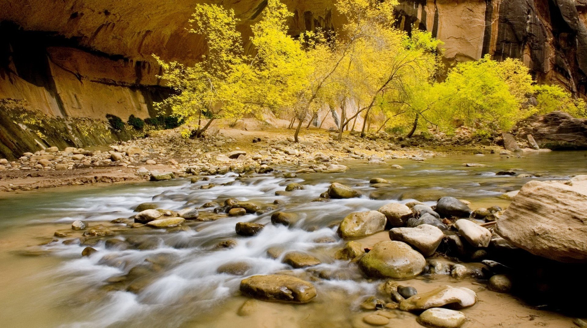 montañas río piedras pequeñas otoño arroyo