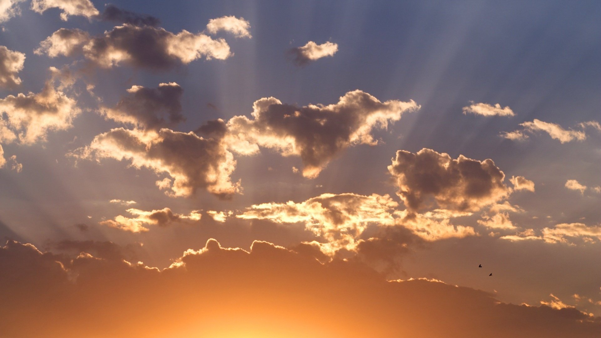 ciel nuages lumière du soleil coucher de soleil