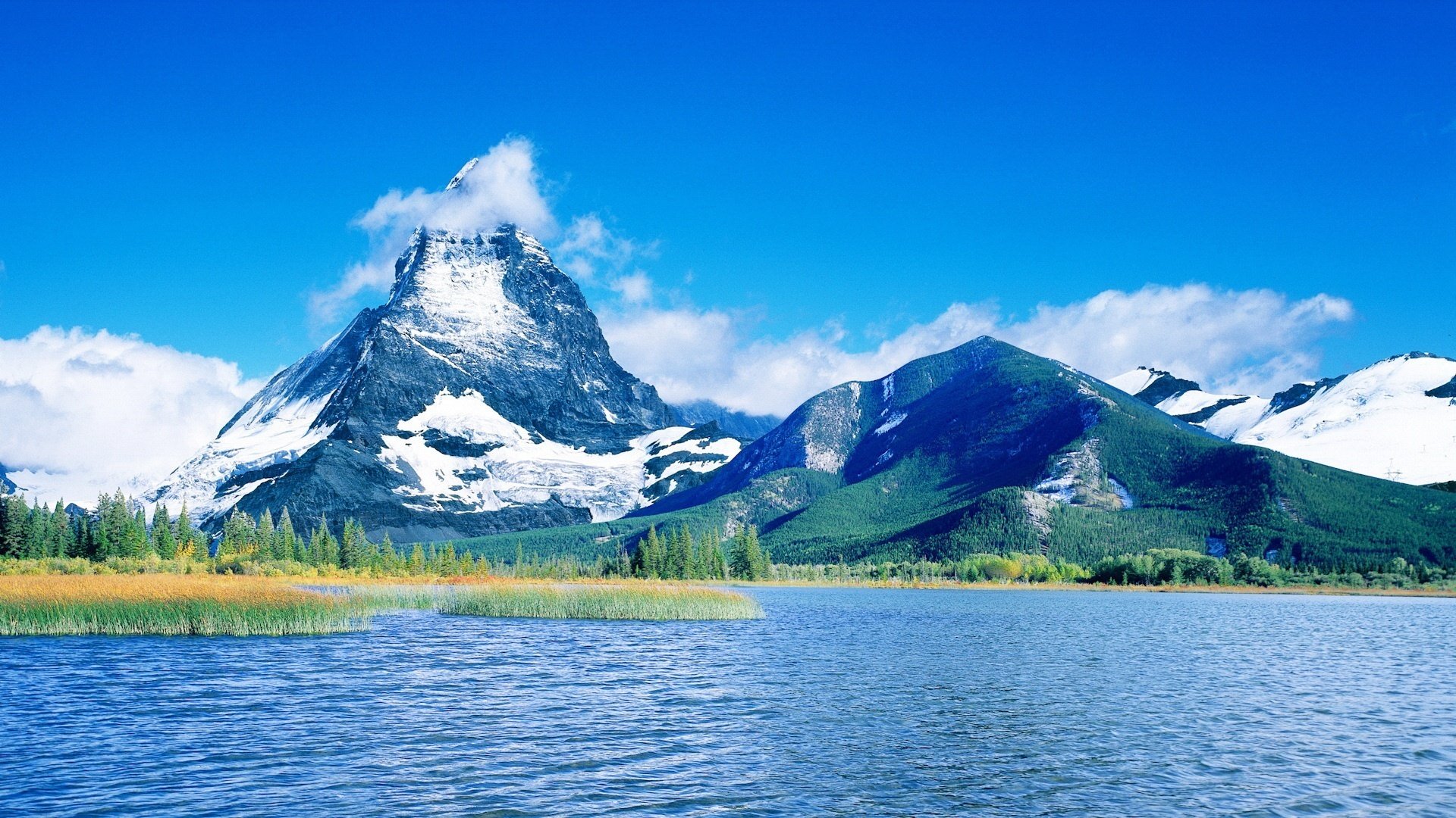 berge schnee auf der oberseite blaues wasser wasser himmel see blauer himmel wolken wald