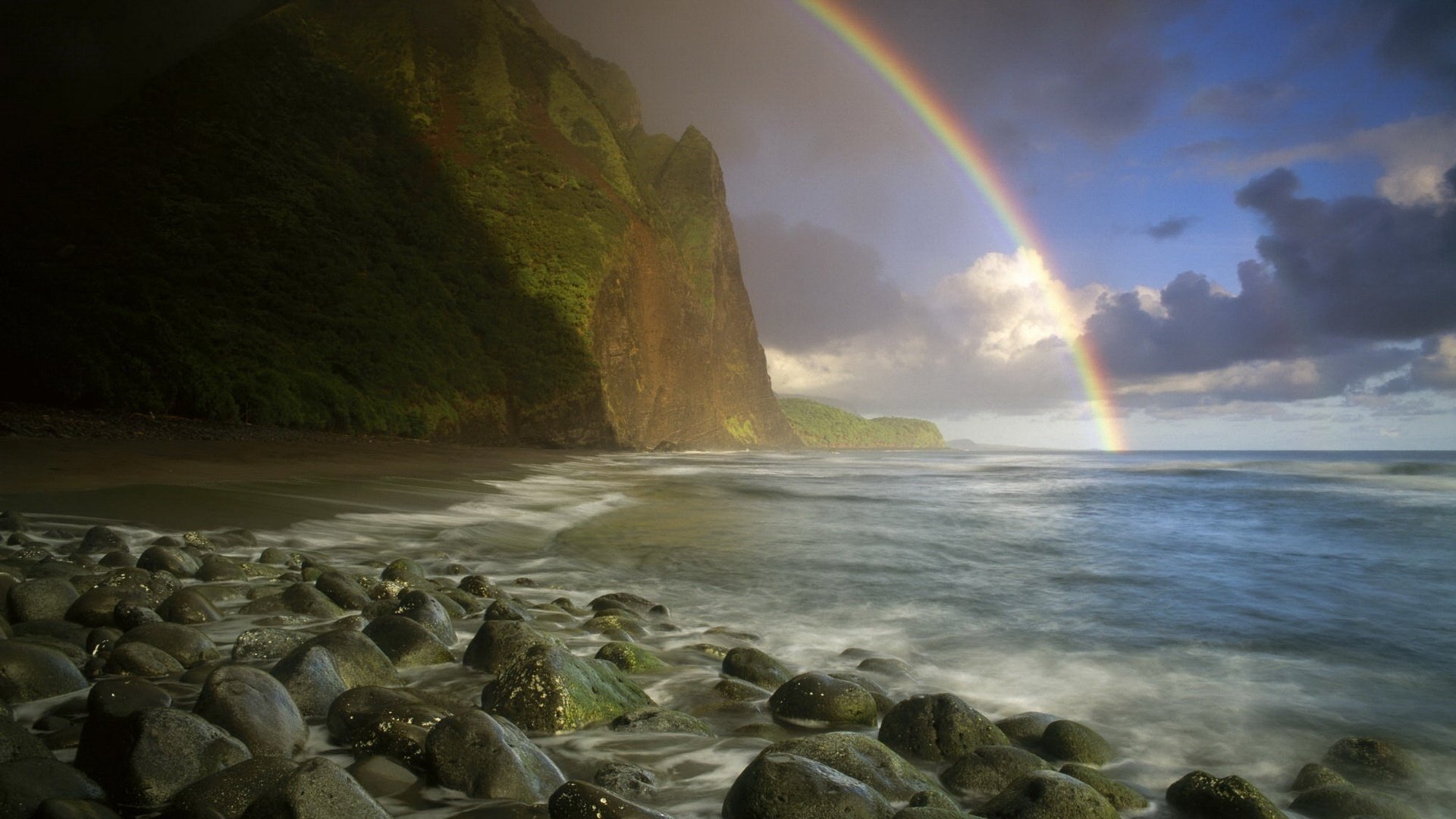 arc-en-ciel montagnes vertes cailloux vodichka mer surf côte ciel nuages