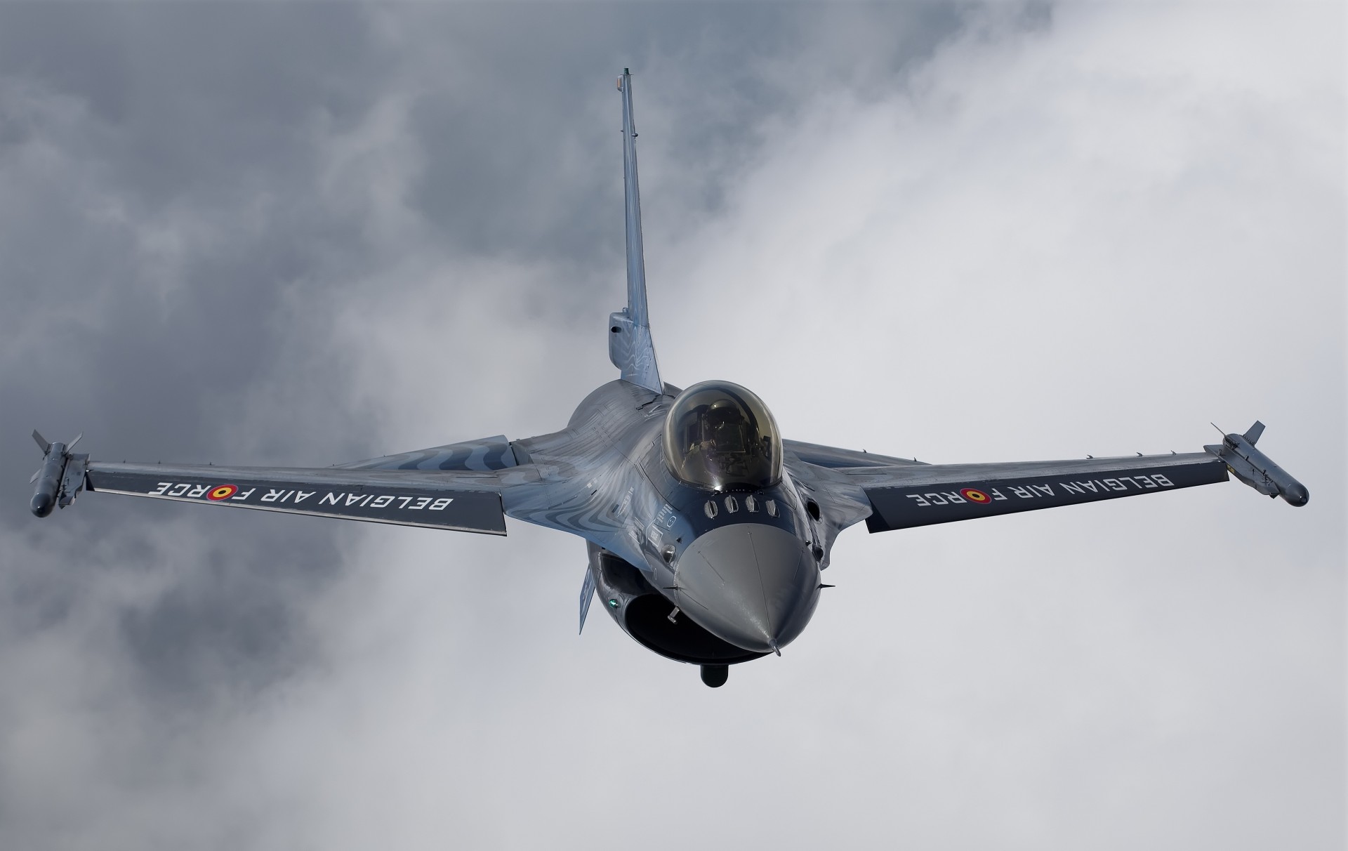 nuages general dynamics f-16 fighting falcon avion de chasse f-16