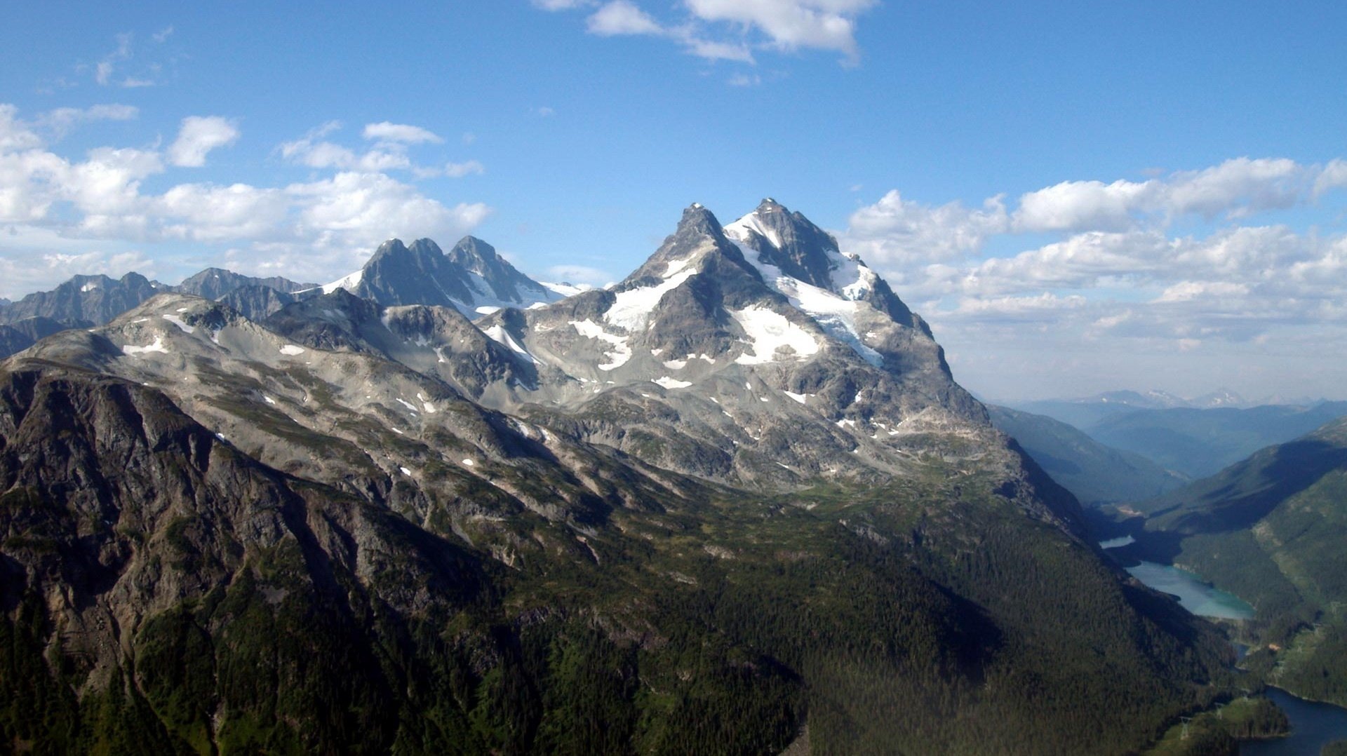 lejos de la ciudad rocas nieve en la parte superior montañas río cielo nubes picos paisaje naturaleza altitud