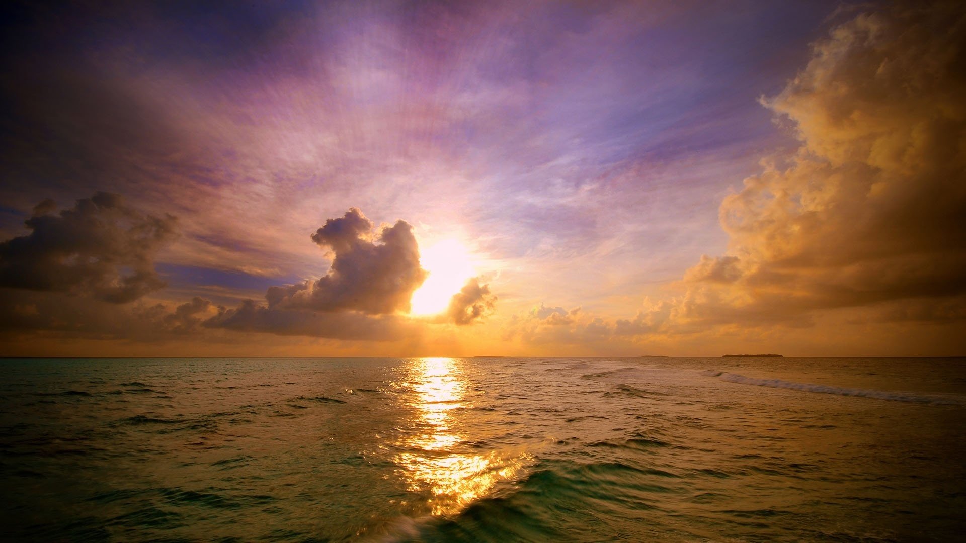 lichtwellen auf dem wasser sonne ausstrahlung sonnenuntergang wasser himmel horizont meer wellen ansicht landschaft