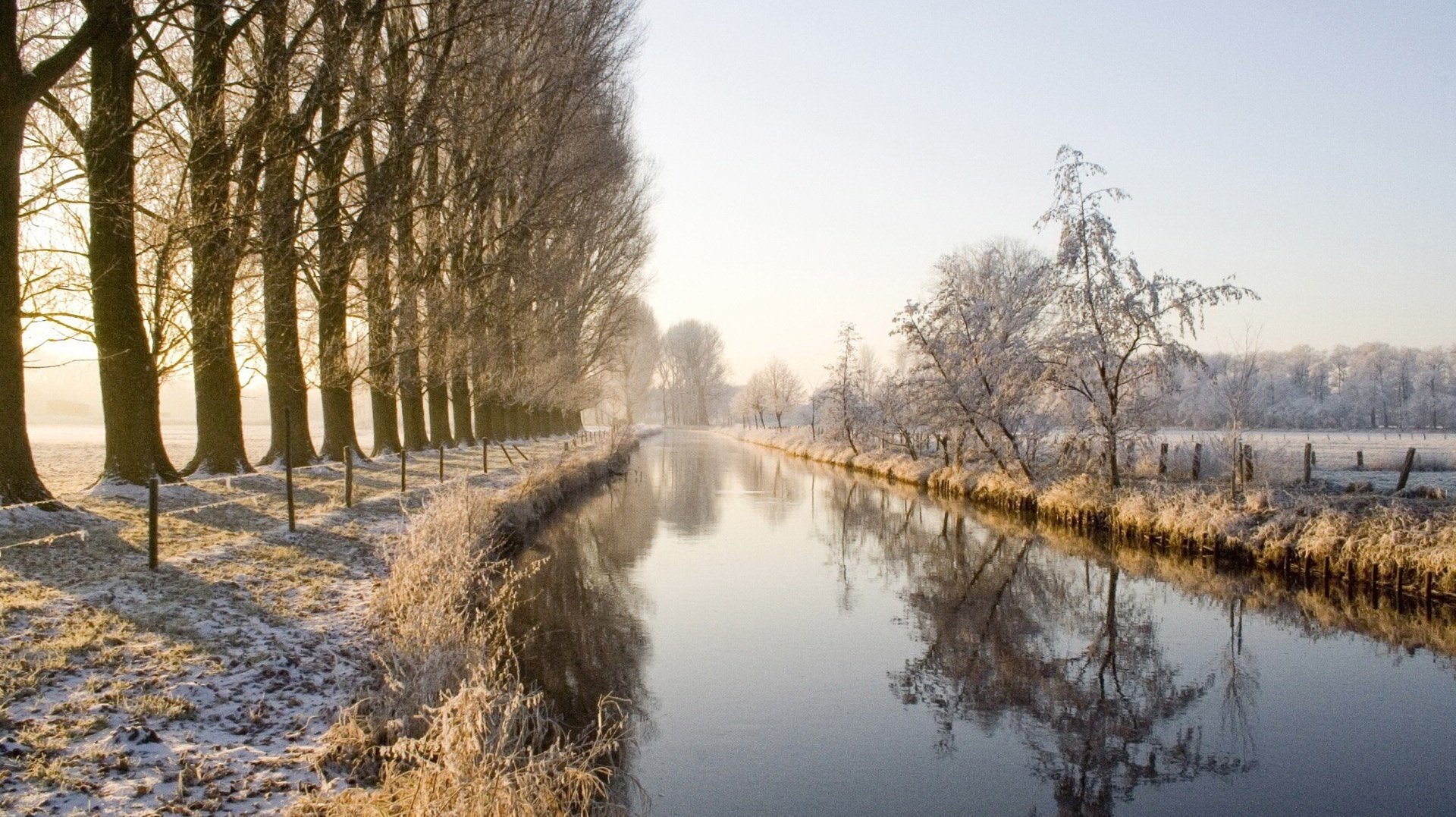 route de l eau miroir neige hiver rivière canal coupe-vent clôture givre