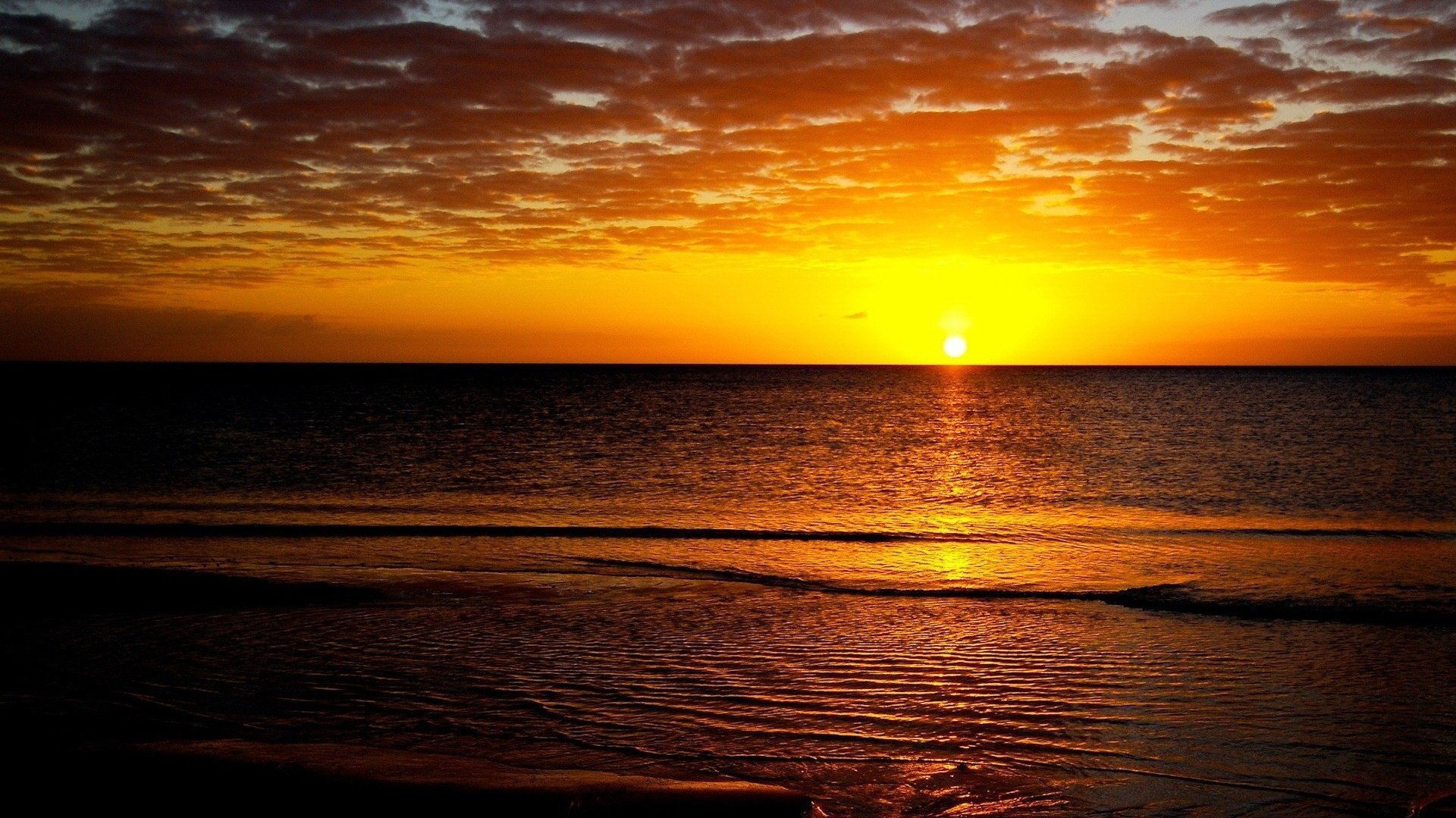 cielo infuocato tramonto acqua acqua mare paesaggio nuvole romanticismo sera surf superficie liscia sentiero sull acqua silenzio calma