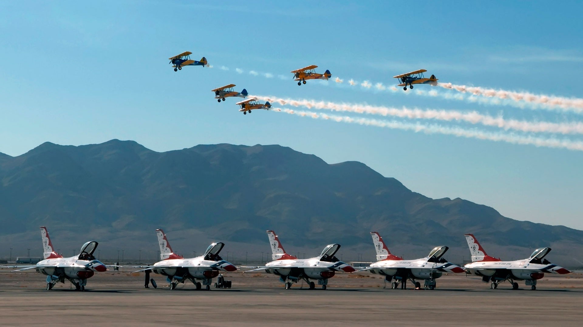 aereo aviazione aeroplano aerodromo biplano militare caccia montagne parcheggio