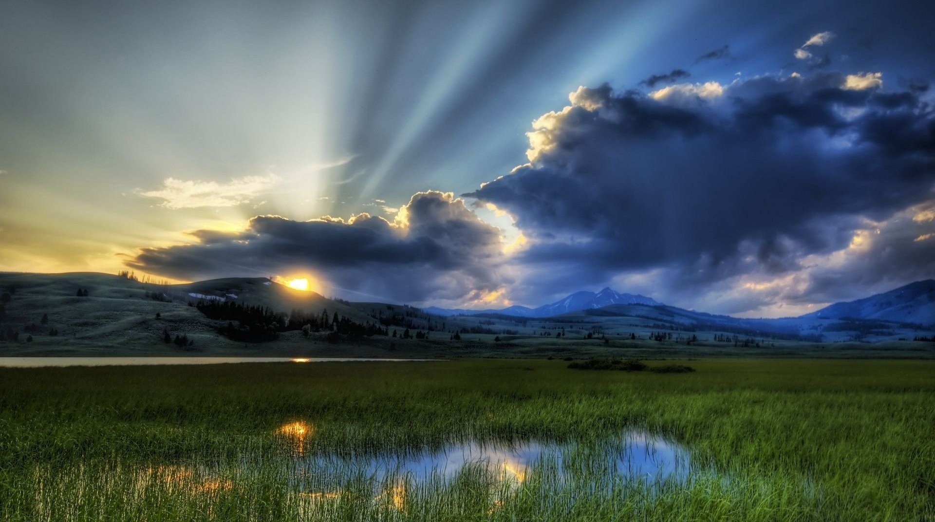 dunkle wolken sonnenstrahlen sumpfiges gelände sonnenuntergang himmel sumpf sumpf natur sonne berge