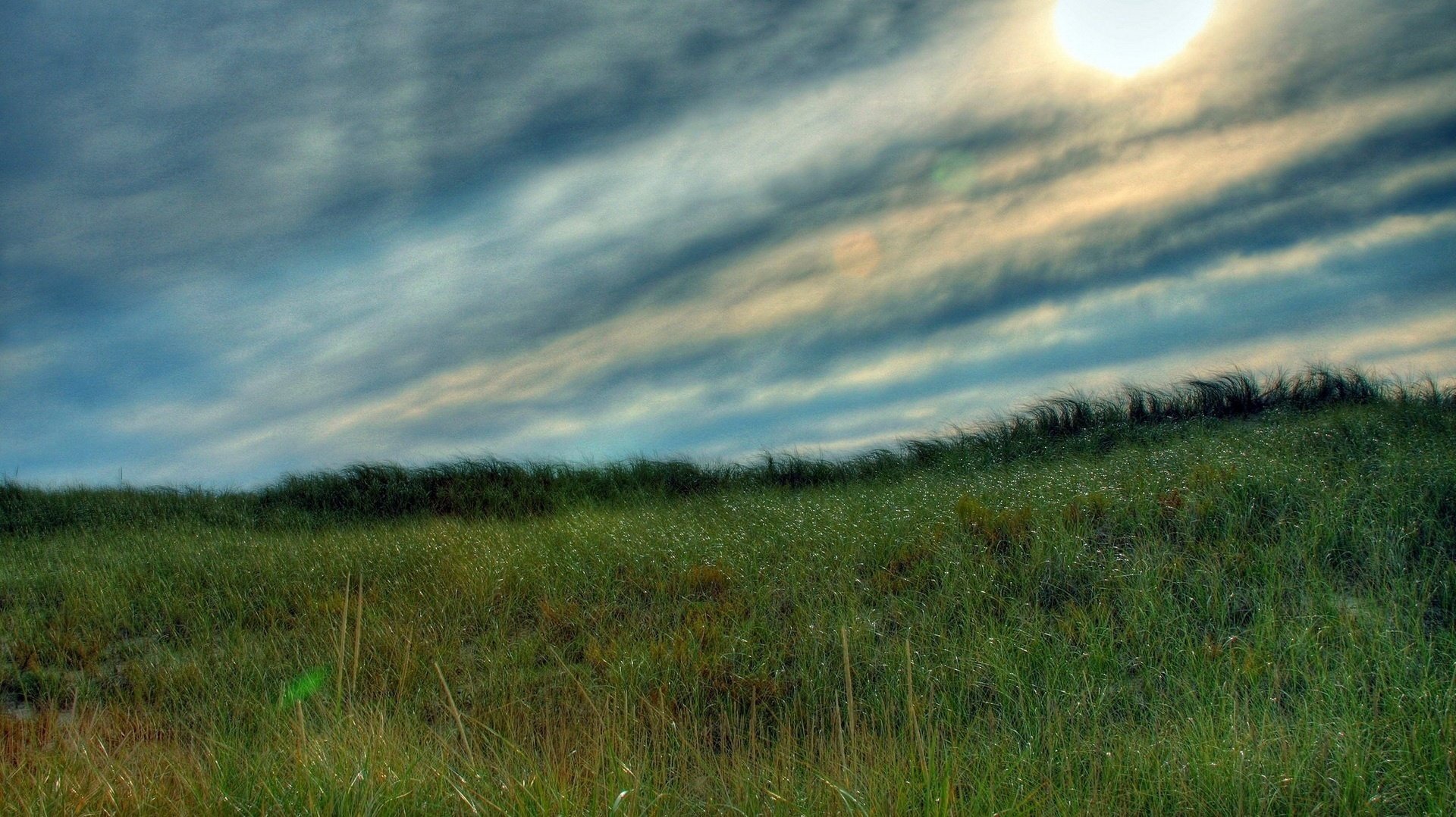 smugi w niebie bryza na trawie słońce niebo słońce wiatr chmury zła pogoda lato łąka krajobraz natura promienie