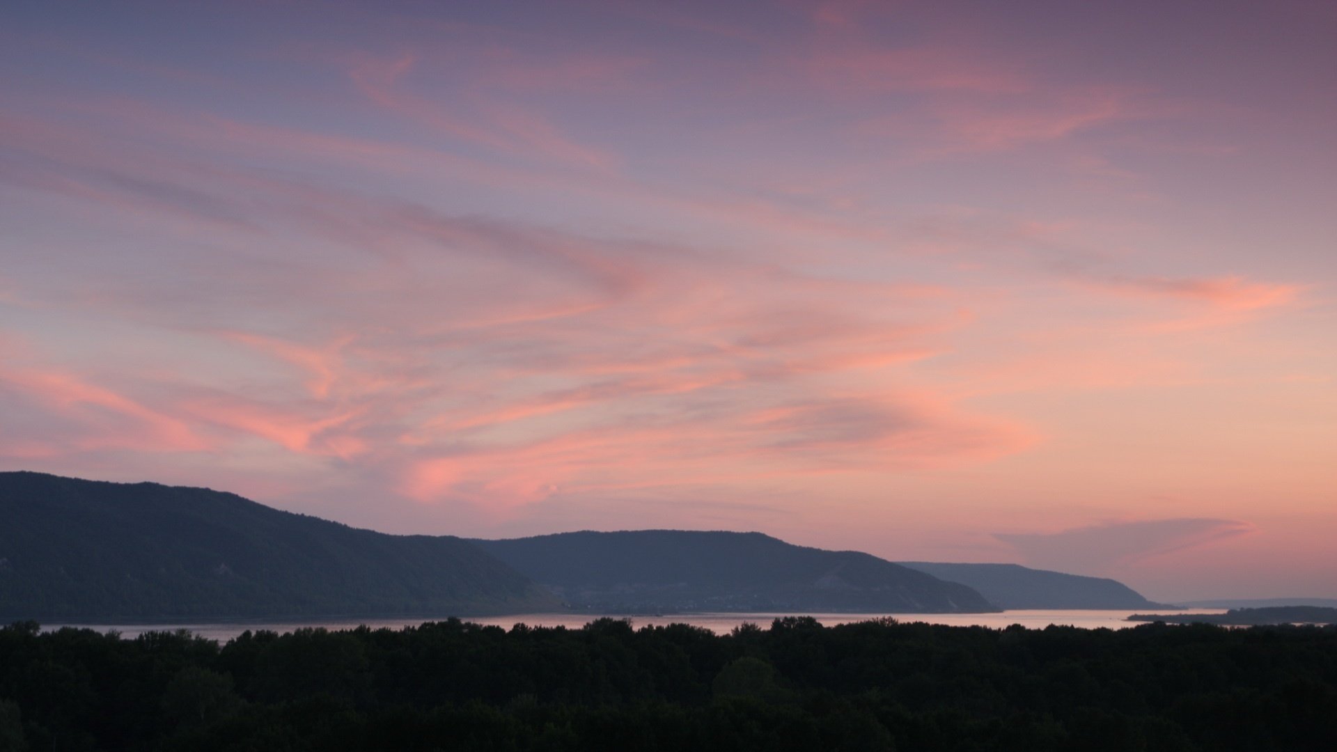 nubes de algodón cielo rosado cielo montañas colinas puesta de sol bosque lago superficie colinas naturaleza paisaje