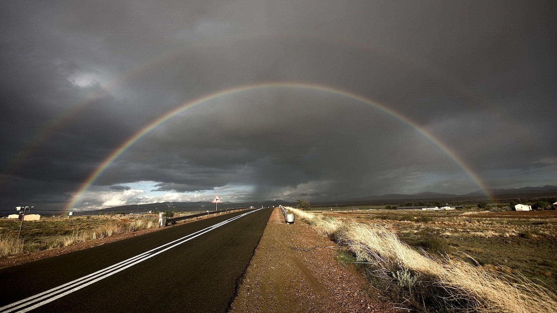 route vers l avenir chemin de fer orage arc-en-ciel route marquage pointeur panneau de signalisation champ nuages intempéries