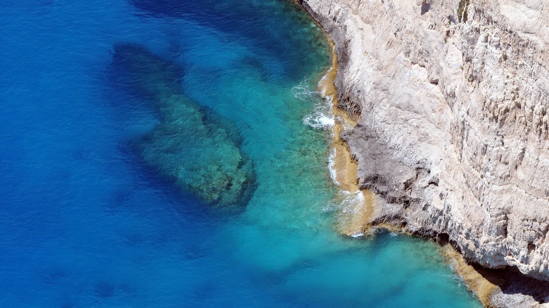 falaise abrupte falaise rocher eau bleue altitude mer fond ressac côte surface nature vue île pierres