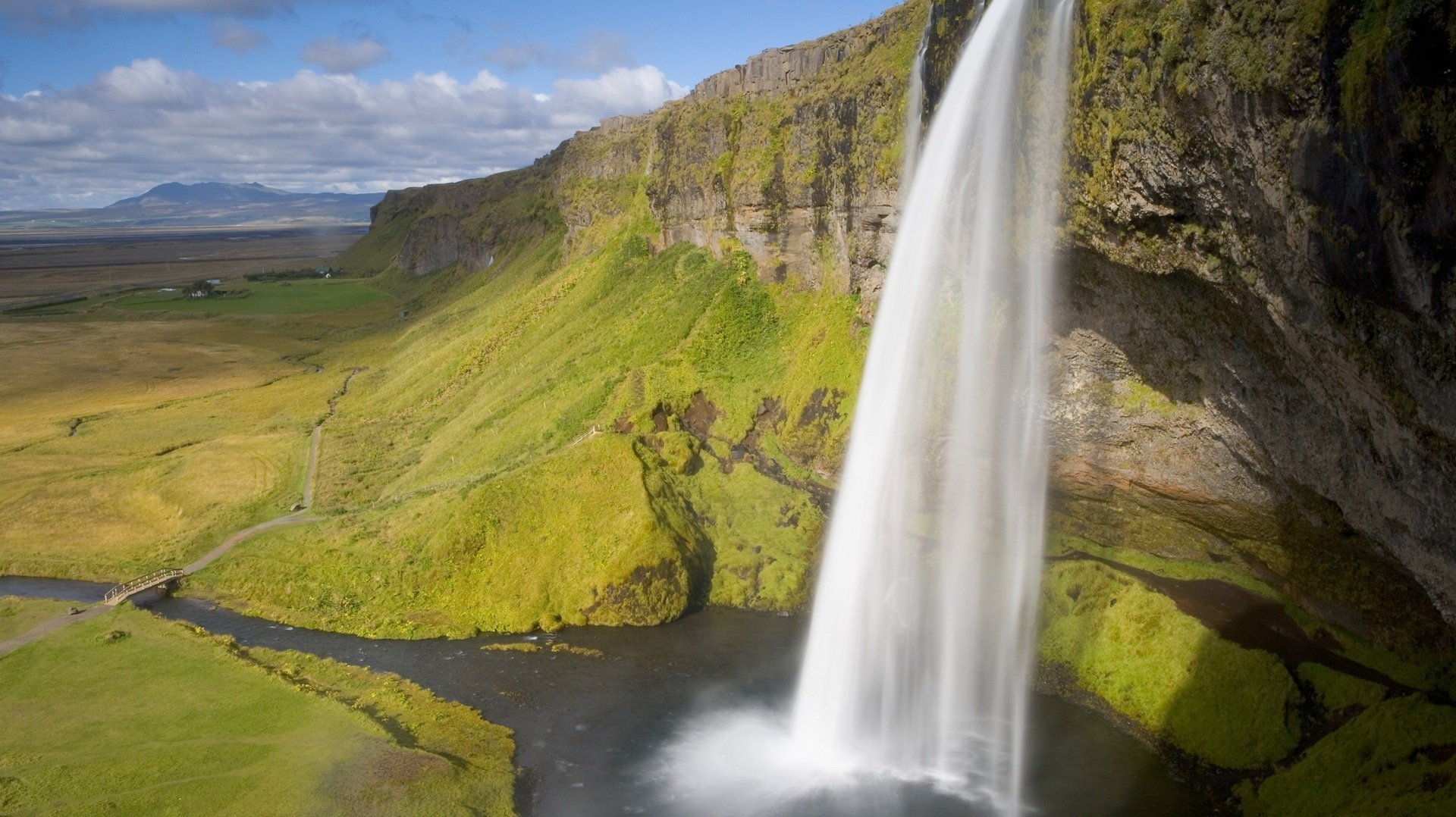 schönheit der natur wasserfall felsen felsen berge klippe fluss feld grün wolken landschaft natur strömung