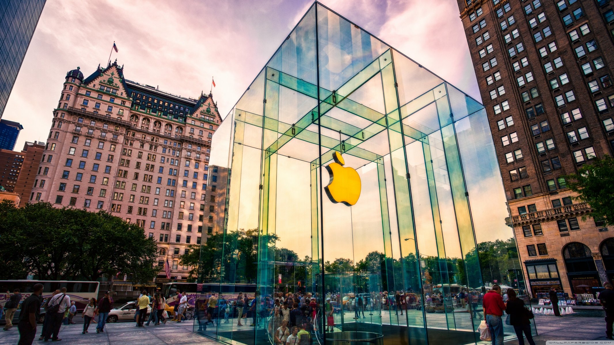 apple store quinta avenida nueva york tienda manzana logotipo vidrio escalera torcida personas tráfico