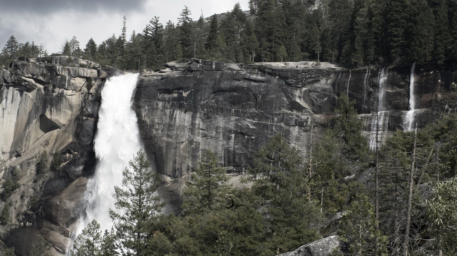 schönheit der natur wasserfall felsen fichte nadeln wald bäume felsen klippe natur landschaft relief