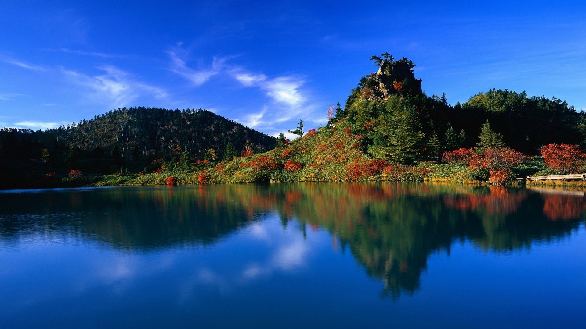 colline de montagne buissons rouges eau montagnes ciel lac ciel bleu eau bleue réflexion couleurs d automne paysage nature vue surface