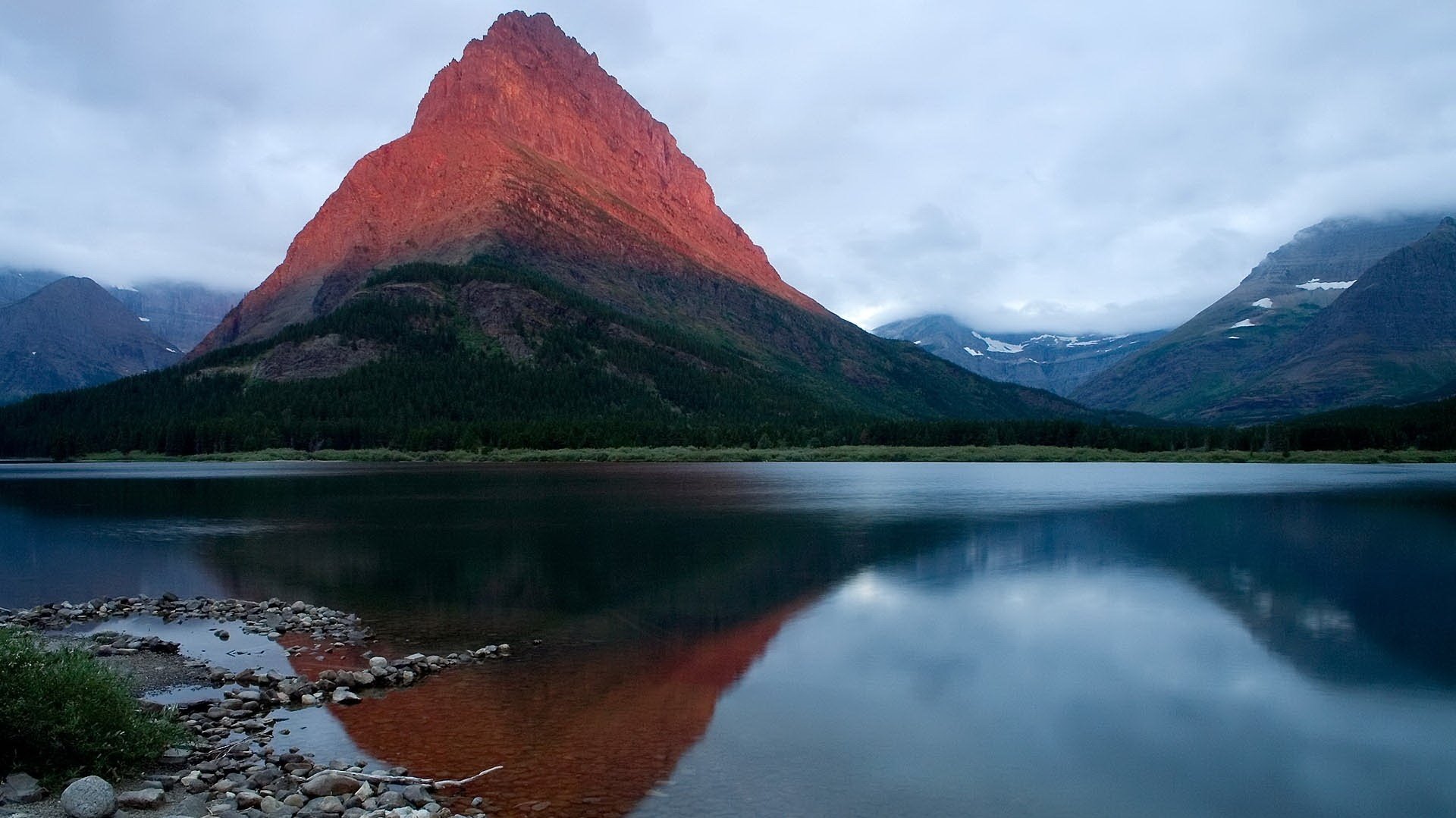 despertar de la naturaleza agua fría guijarros montañas lago reflexión nubes niebla cielo superficie roca paisaje naturaleza frescura hermosa vista