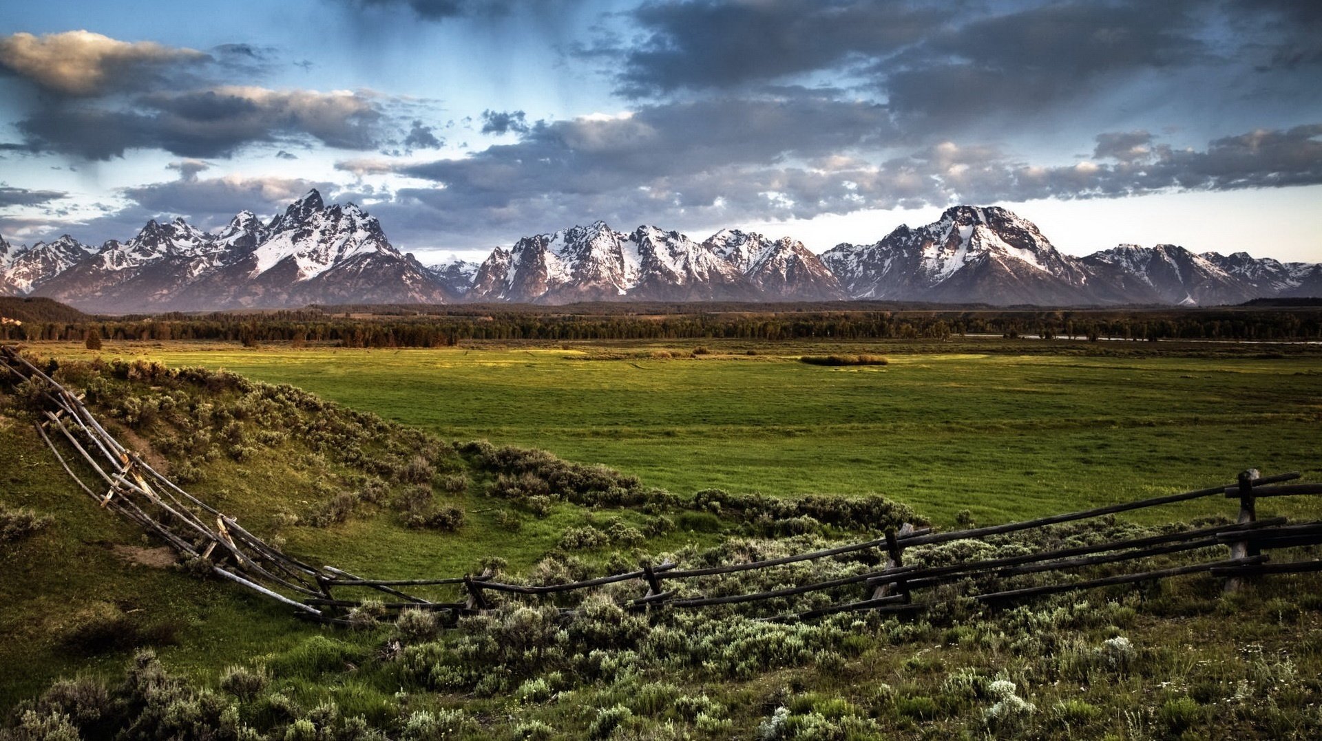 weiden kleiner zaun berge wolken zaun natur landschaft grünland wiese