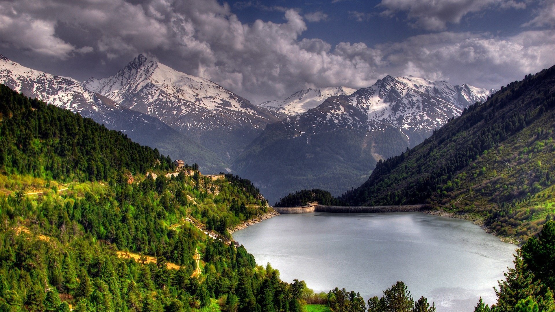 geschlossene flächen weit weg von der zivilisation see berge wasser wald gipfel wolken bäume grün landschaft landschaft natur glatte oberfläche felsen