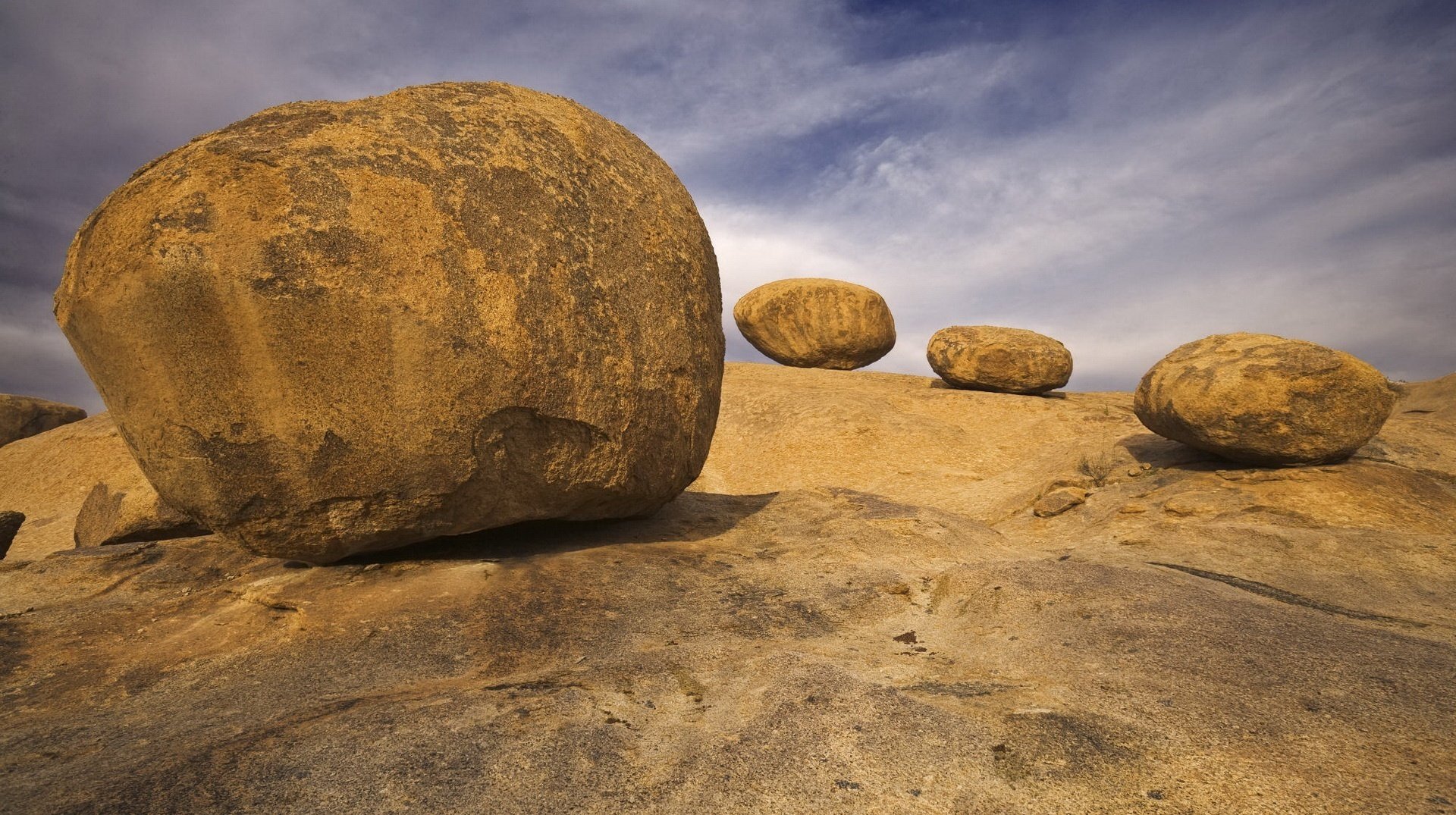 piedras redondas naturaleza muerta colinas