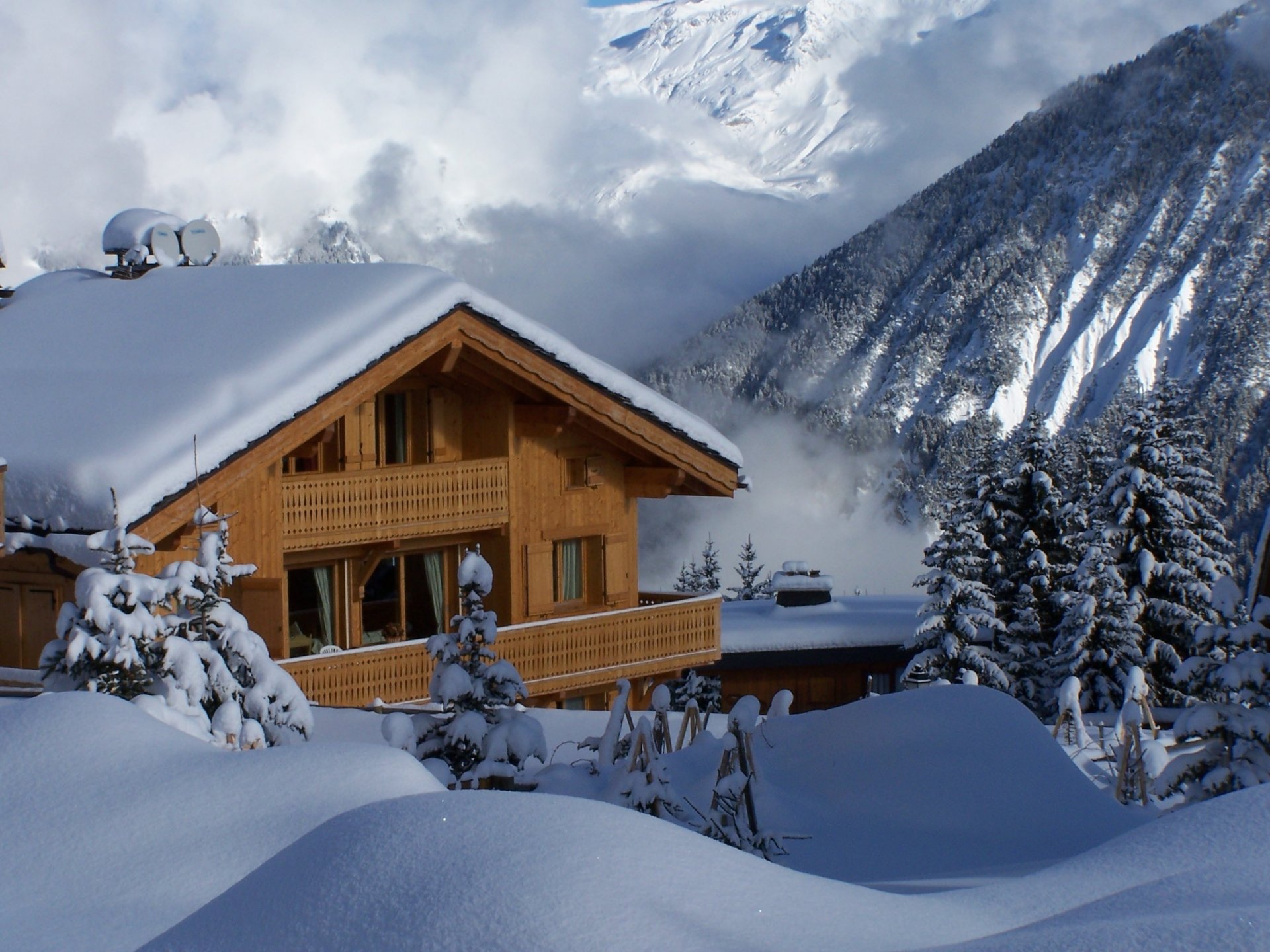 vacaciones de invierno casa de árbol nieve montañas invierno heladas derivas árboles de navidad bosque viento naturaleza casa