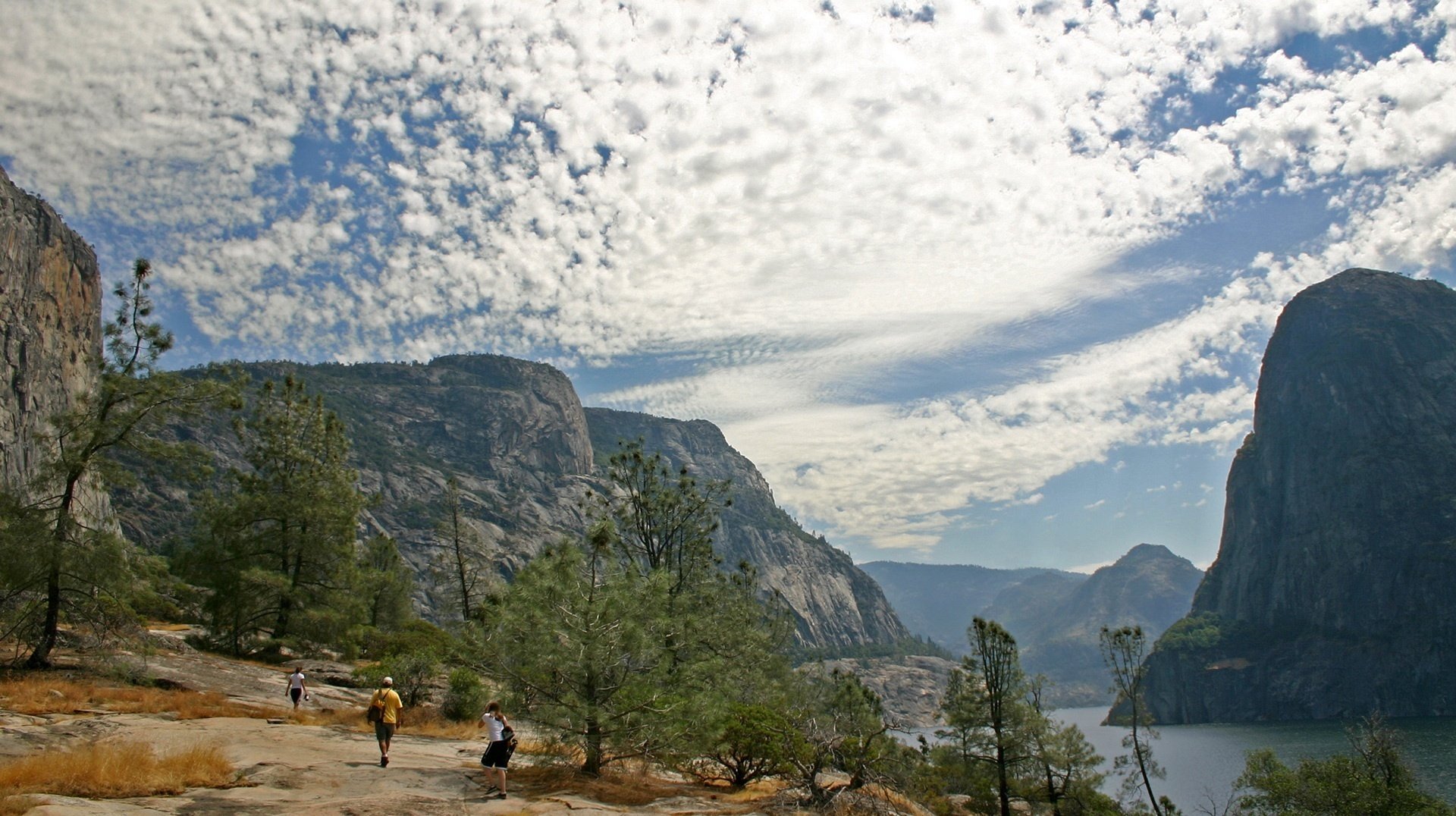 cielo extraordinario acantilados árboles montañas cielo gente turistas paisaje