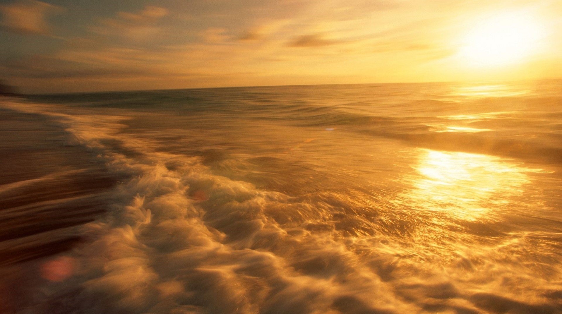 beauté des mers coucher de soleil doré vent tempête coucher de soleil ciel eau vagues tempête