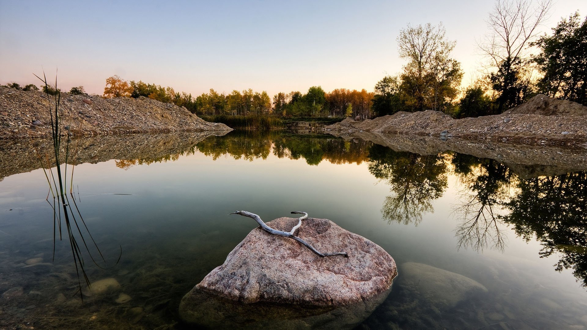 piedra en el agua agua de cristal ramitas río agua lago reflexión paisaje paisaje vista naturaleza bosque árboles otoño cielo despejado