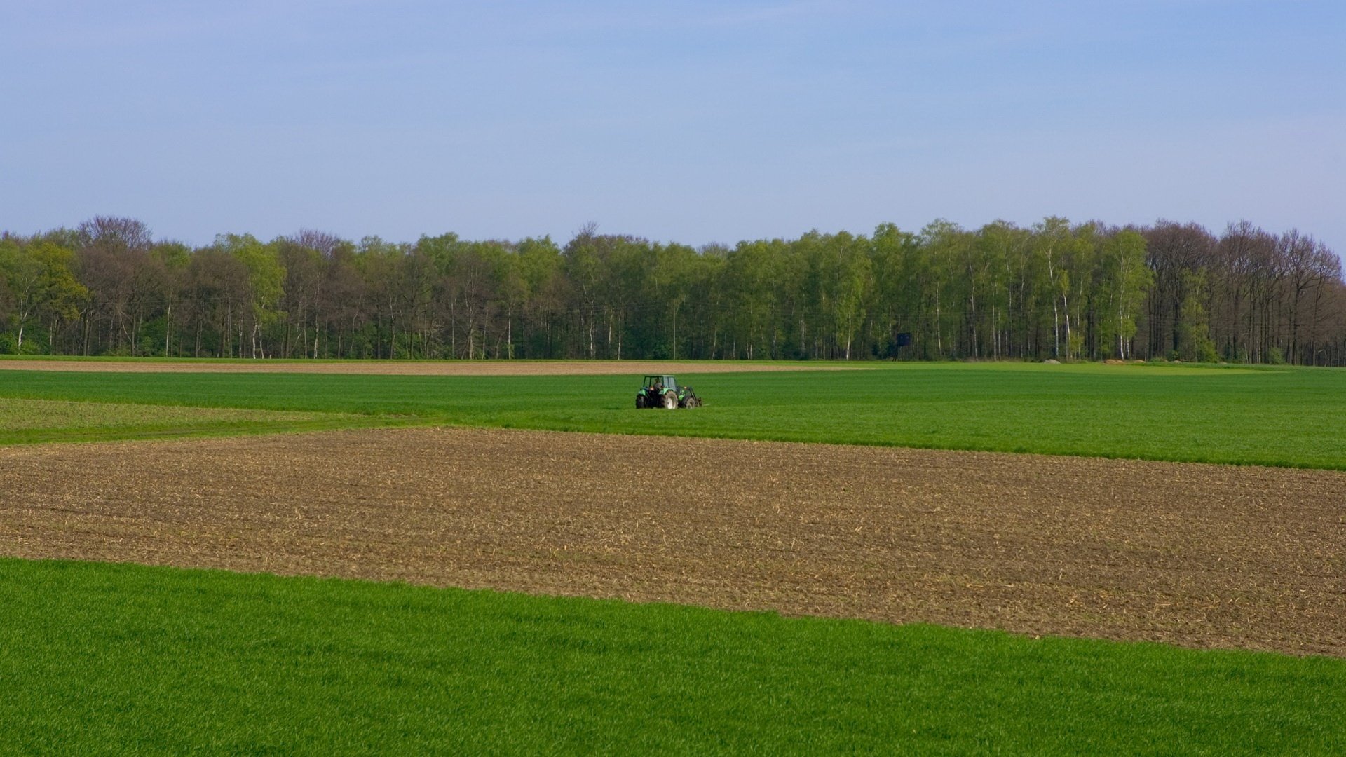 parcelles labourées champ tracteur