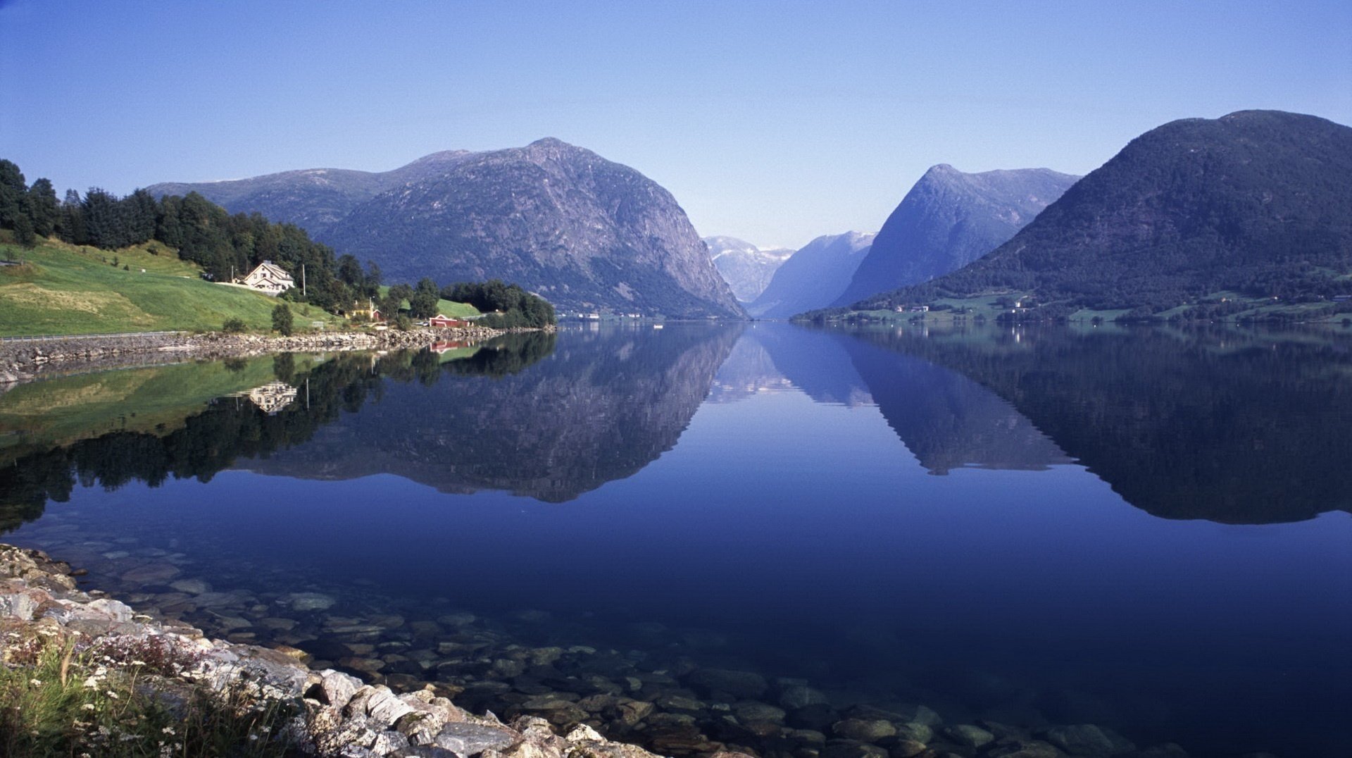 piccoli ciottoli lago di montagna specchio delle montagne montagne acqua fondo riflessione superficie liscia paesaggio natura cielo acqua blu