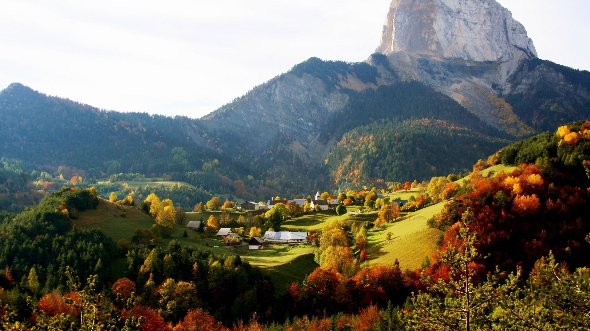 pequeño pueblo montañas colinas otoño naturaleza roca pueblo árboles bosque tierras bajas soleado día