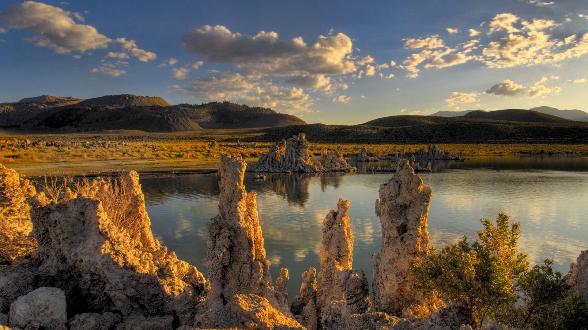 montículos de arena lago en el campo contornos espejo montañas agua cielo reflexión nubes colinas naturaleza sol cuerpo de agua paisaje