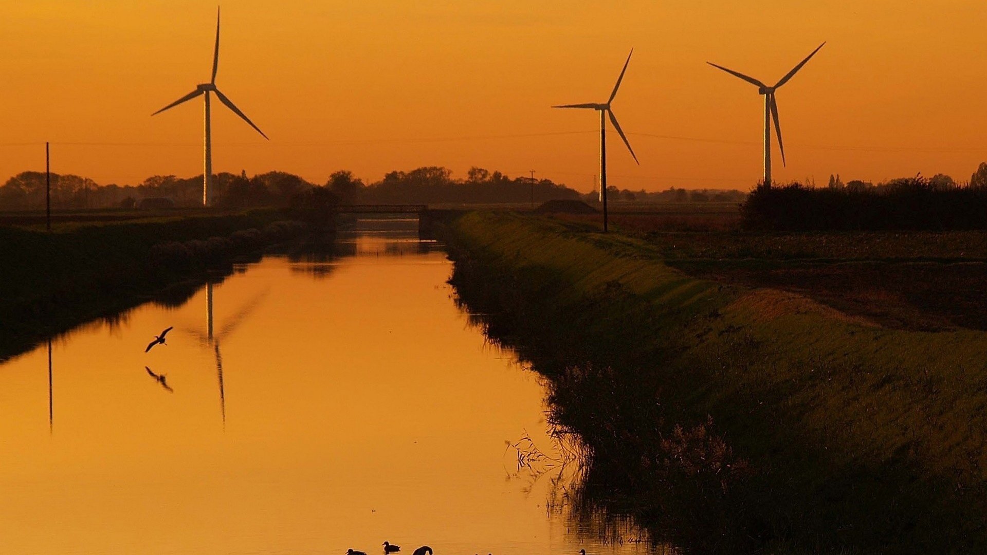 ruhiger bach windräder dämmerung sonnenuntergang flüsse