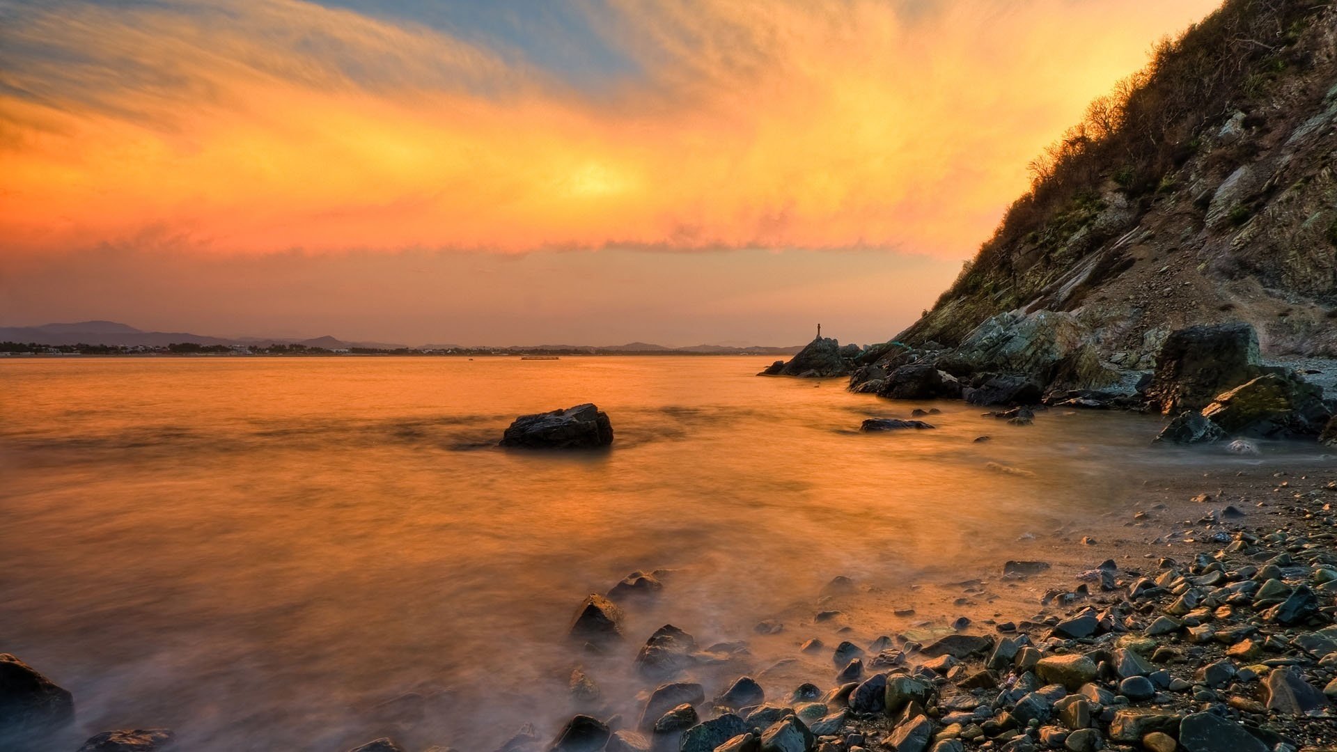 cielo naranja rocas poco profundas niebla sobre el agua puesta de sol agua cielo piedras noche naturaleza paisaje neblina colina