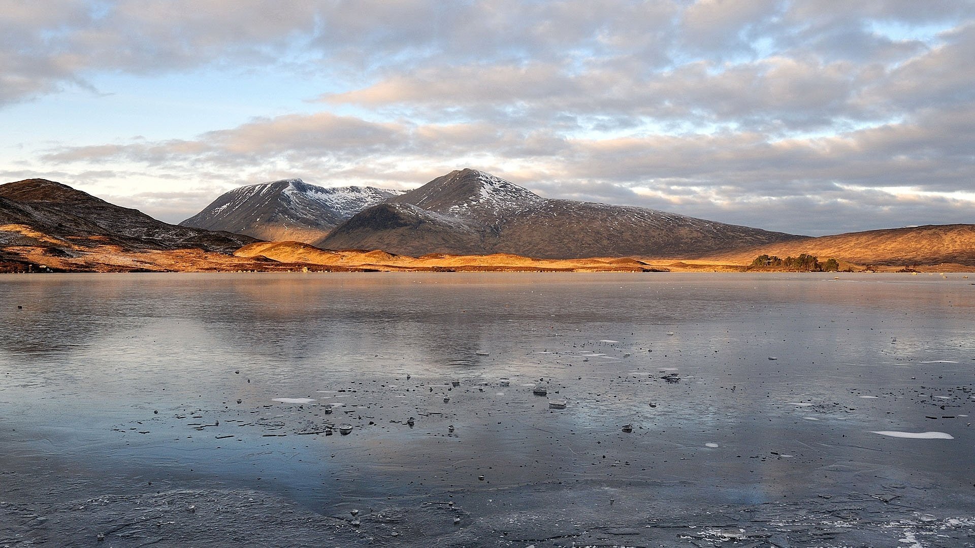 вода у подножья горы камушки вода небо