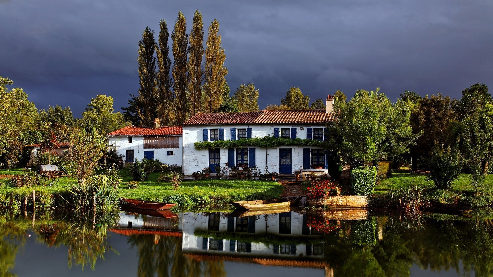 avant un orage fleurs nuages d orage maison près de l eau bateau maison orage parc été étang arbres buissons verdure végétation réflexion