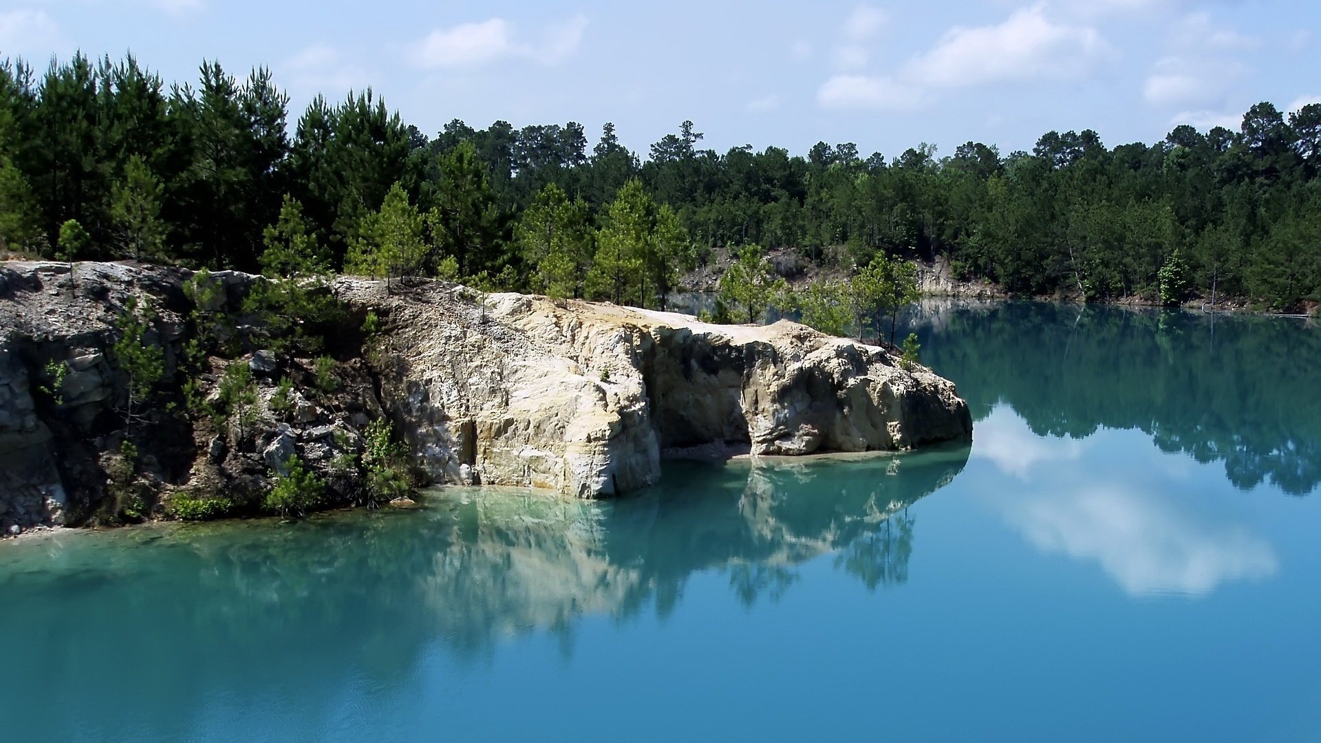 doucement vodichka bleu côte près de l eau blocs de pierre forêt eau lac nature paysage rochers falaise surface épinettes fourrés côte nuages silence tranquillité grâce