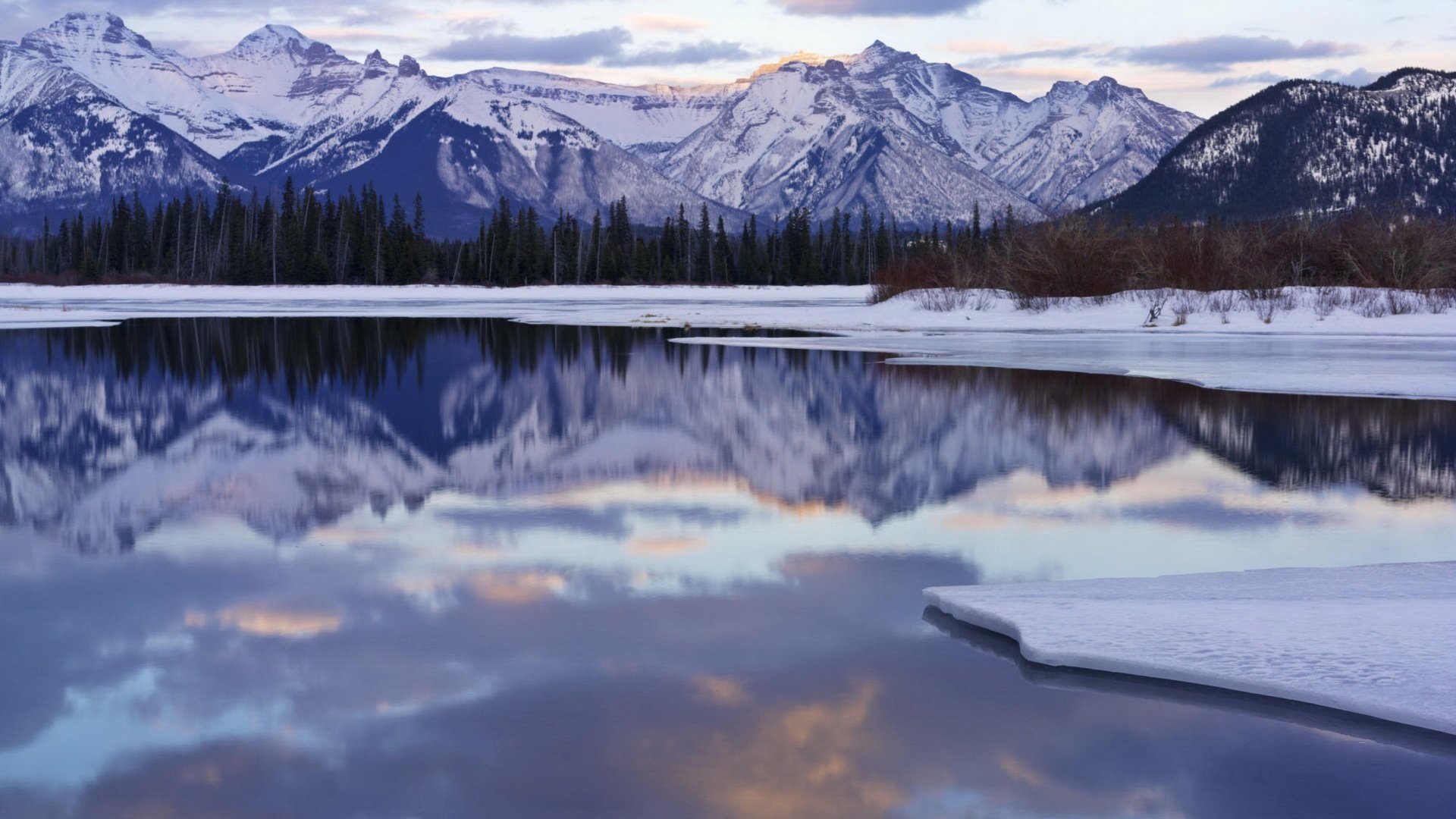 schneesäge winterzeit berge eis winter wasser see oberfläche gipfel himmel wolken frost reflexion schnee