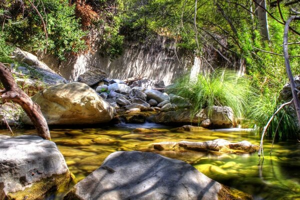 Grandes piedras en un río de montaña