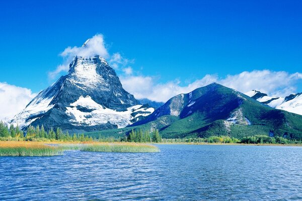 Ciel bleu au-dessus du lac de montagne