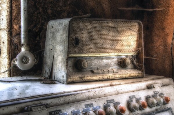 Une vieille radio pleine de toiles d araignées