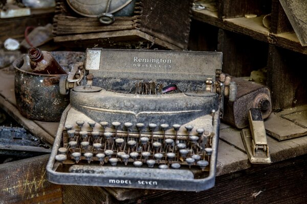 Una vieja máquina de escribir abandonada