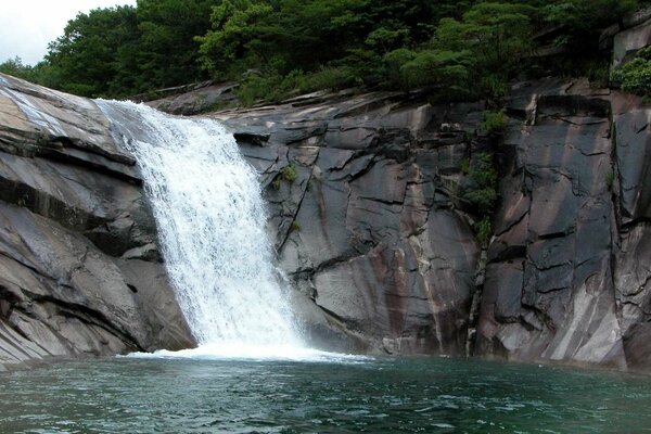 Cascada entre rocas rocosas