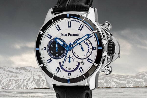 Drogi biały zegarek z niebieskimi wskazówkami