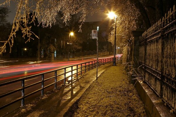 Mroźny poranek na drodze i chodniku