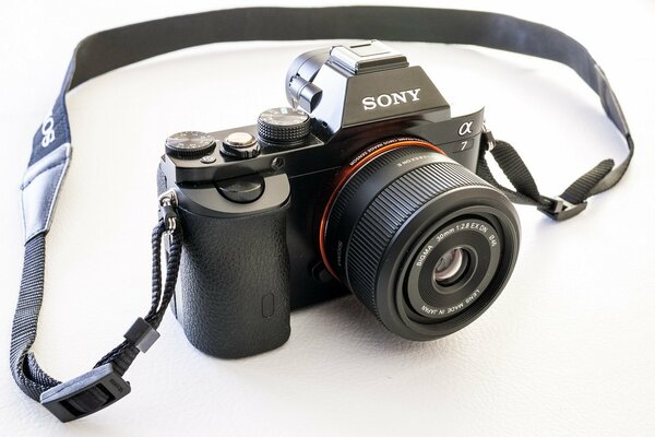 Appareil photo noir sony A7 sur fond blanc